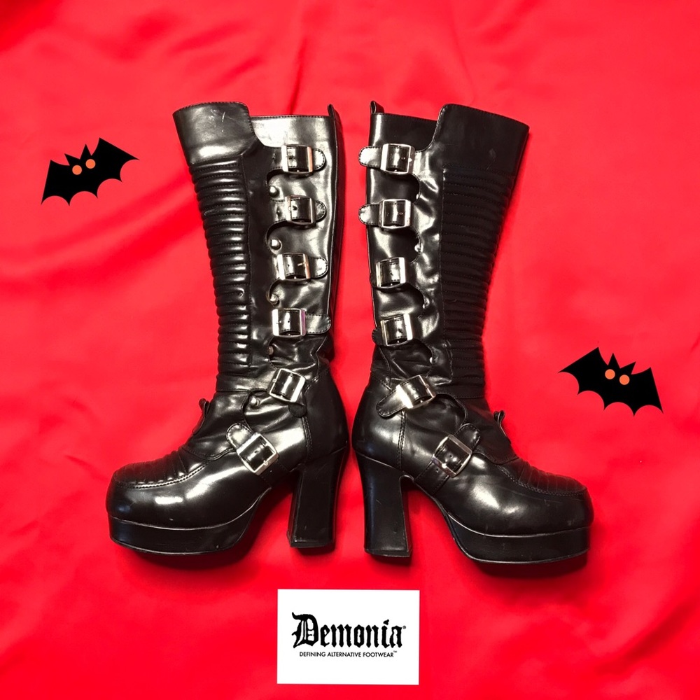 Super cute deadstock Demonias size 7